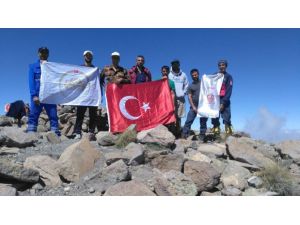 Aksaray’da dağcılar, şehitler için Hasandağı’na tırmandı