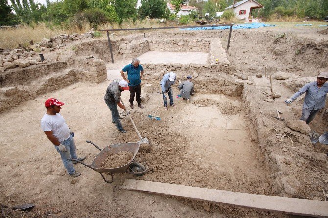 Yonca tarlasında çıkan bin 400 yıllık mozaik koruma altına alındı