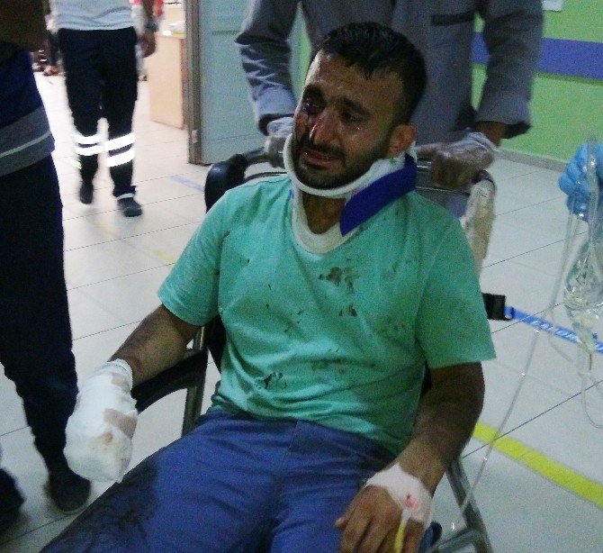 Eşmekaya'da otomobil TIR’a arkadan çarptı: 5 yaralı