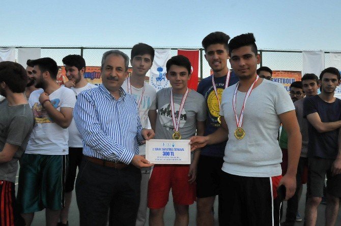 Akşehir’de sokak basketbolu turnuvası ödül töreniyle sona erdi