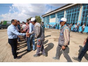 Başkan Özaltun,  belediye çalışanlarıyla bayramlaştı