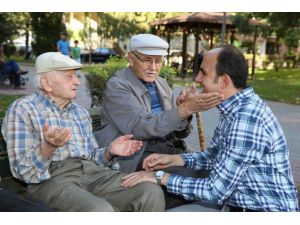 Başkan Altay, parklardaki vatandaşlar ve çocuklarla bir araya geldi