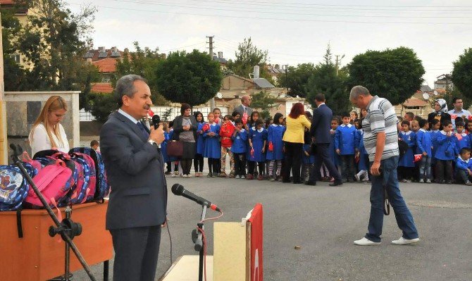 Akşehir Belediyesi’nden 3 bin çanta ve kırtasiye seti