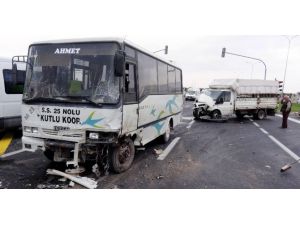 Aksaray'da öğrenci servisi iki kamyonete çarptı: 12 yaralı