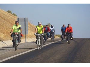 Bisikletin ulaşım aracı olduğunu gösterebilmek için 165 kilometre pedal çevirdiler