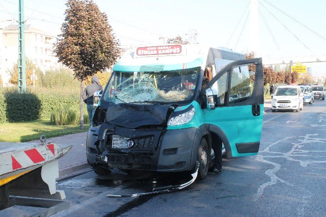 Yolcu minibüsünün çarptığı liseli 2 genç hayatını kaybetti