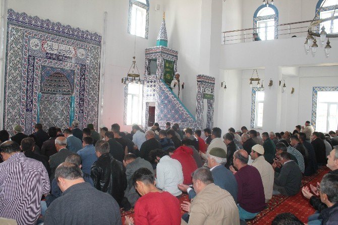 Ömer Halisdemir Camii’nde ilk cuma namazı kılındı