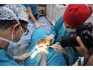 “Dental İmplantoloji” konferansında implant ameliyatı canlı yayınlandı