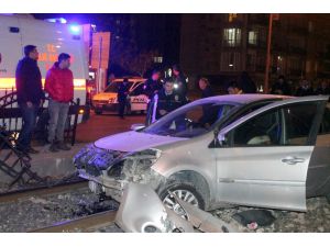 Otomobil tramvay hattına düştü: 1 yaralı