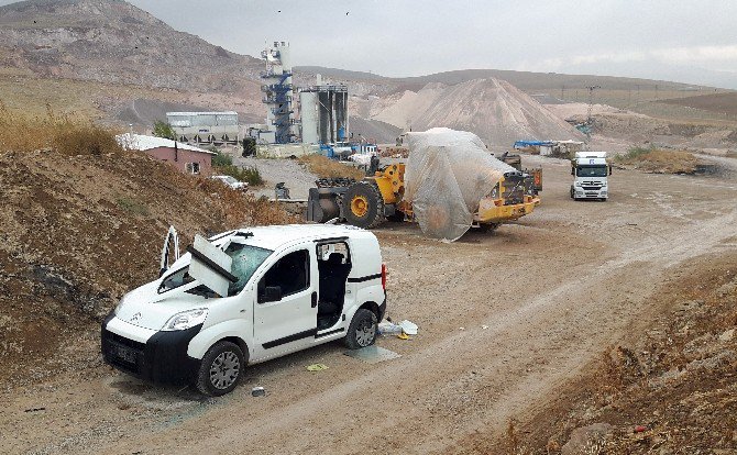 Mahalleli dinamit patlatılan şantiyeyi bastı: 3 yaralı