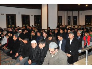 Akşehirli gençler sabah namazında buluştu