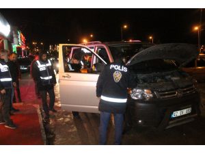 Konya’da eğlence merkezlerine 450 polisle "Huzur Uygulaması"