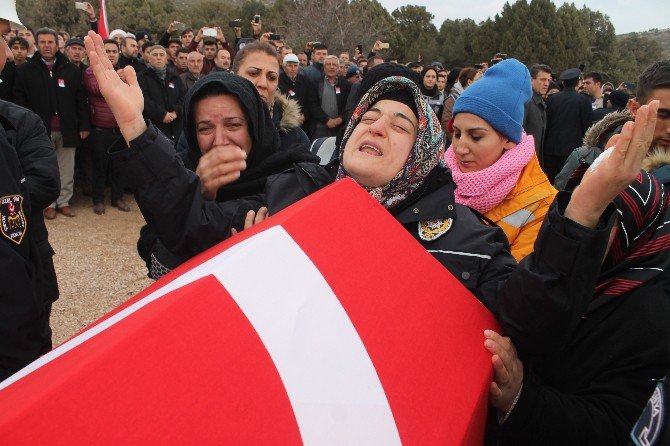 Şehit polisin annesi: “Baba, yavrunun yavrusu gitti”