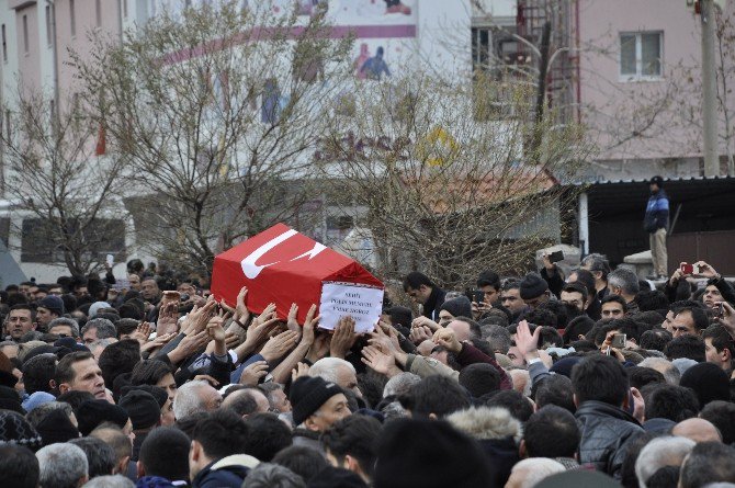 İkiz çocuk babası şehit polis son yolculuğuna uğurlandı