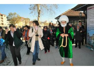 Akşehir’e gelen misafirleri Nasreddin Hoca karşılıyor