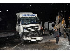 Buzlanma sonrası meydana gelen zincirleme kazada 9 araç birbirine girdi