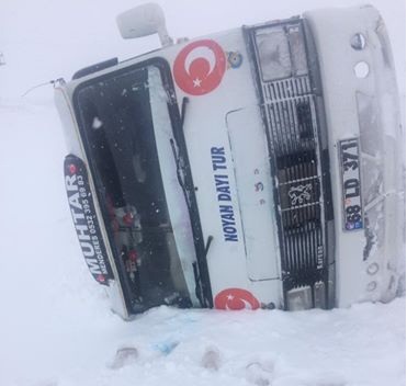 Eskil'de okuldan dönen öğrenci servisi devrildi