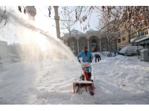 Beyşehir’de kaldırımlar kardan arındırılıyor