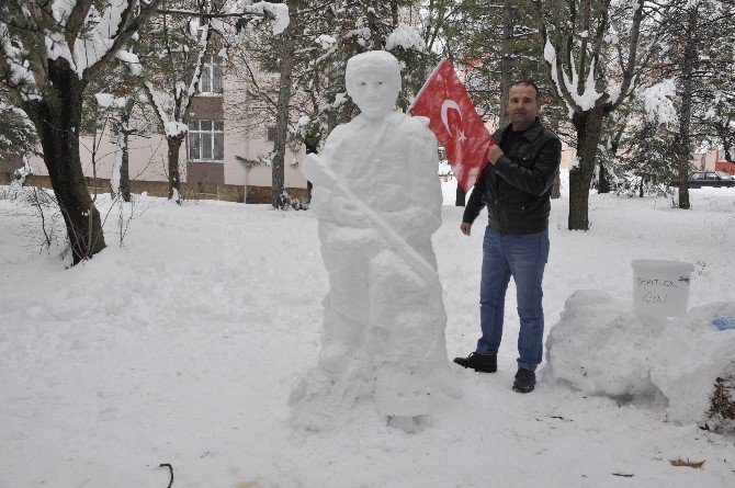 Yaptığı kardan “Mehmetçik” ilgi görüyor