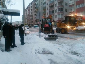 Başkan Tutal, karla mücadele çalışmalarına katıldı