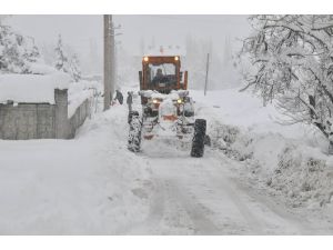 Akşehir Belediyesi’nden kar temizleme seferberliği