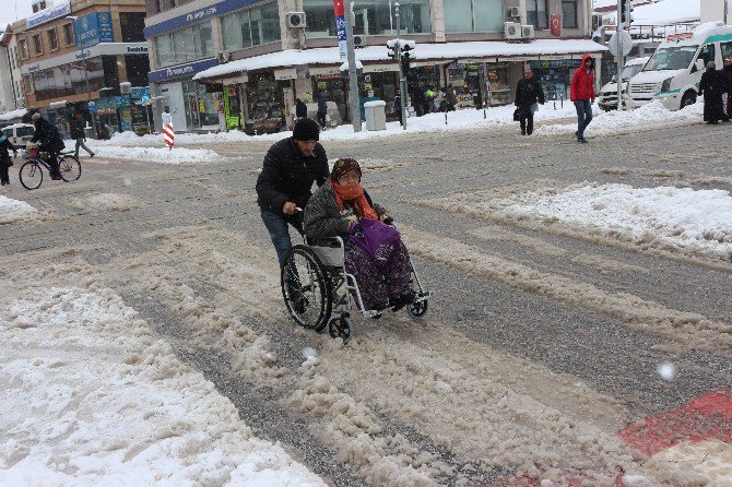 Konya’da kar yağışı etkili olmaya devam ediyor