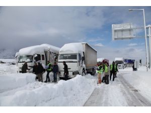 Seydişehir’de yolun açılmasını bekleyenlere kumanya ikramı