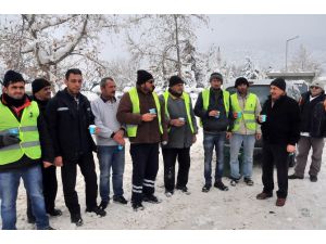 Başkan Akkaya’dan kar temizlik ekiplerine sıcak salep ikramı