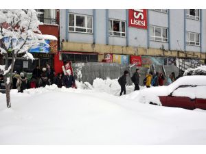 İş yerlerinin önündeki tente kardan çöktü