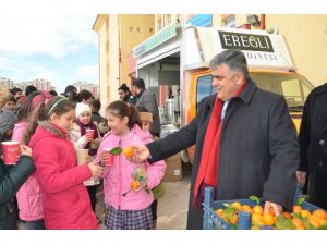 Ereğli Belediyesi’nin öğrencilere çorba ikramı sürüyor