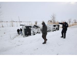 Yolcu otobüsü şarampole devrildi