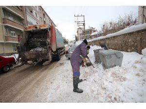 Beyşehir’de temizlik işçilerinin karla imtihanı