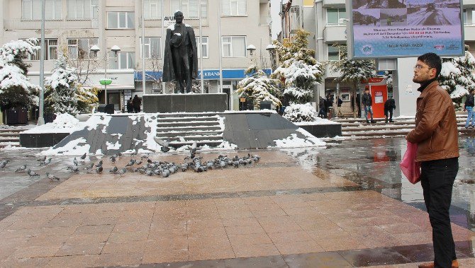 Cebindeki son parasıyla güvercinleri doyurdu