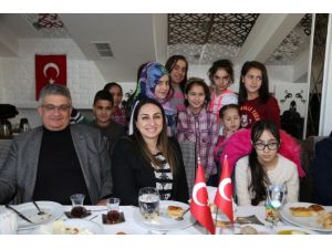 Vali Aykut Pekmez Çocuk Evi sakinleri ile kahvaltıda bir araya geldi