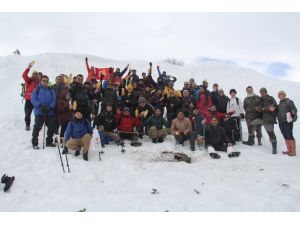 Doğaseverler zirveye kar üzerinde yürüyerek tırmandı