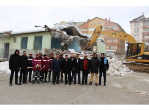 Seydişehir’de eski sağlık meslek lisesi binasının yıkımına başlandı