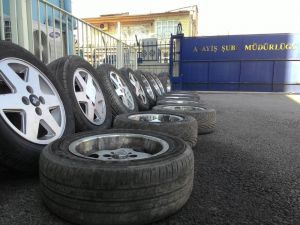 Otomobillerin jant ve lastiğini çalan şüpheliler yakalandı