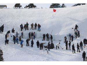 Dağdaki doğal deliğe yaz için tonlarca kar depolandı