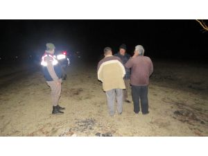 Gölde mahsur kalan balıkçılar askeri helikopterle kurtarıldı