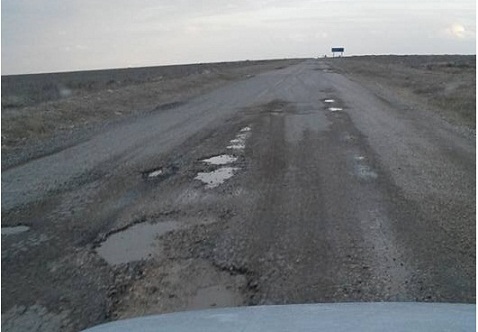 Üşenmedi 15 KM'lik yolun çukurlarının tek tek fotoğrafını çekti! Ve bakın kaç çukur var!