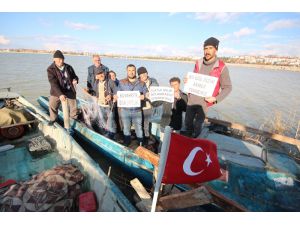 Balıkçılar göl üzerinde şokla avlanmayı protesto etti