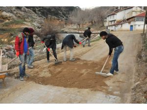 Akşehir Belediyesi kilitli taş çalışmalarını sürdürüyor