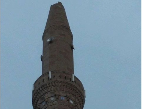 Ortaköy'de minareye yıldırım düştü