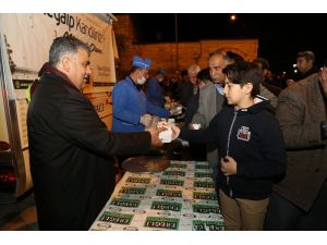 Ereğli Belediyesinden cami cemaatine kandil simidi ve süt ikramı