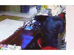 Delik çuvalla sigara çalmaya kalktı