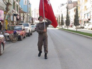 Üniformasını giyip Türk bayrağıyla 16 Nisan’a kadar sokaklarda yürüyecek