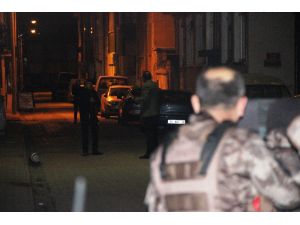 Sokağı tüple kapatarak etrafa ateş açan genç özel harekat operasyonuyla yakalandı