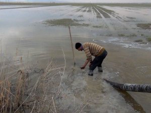 Yüzey suları boru döşenerek kuyulara aktarılıyor