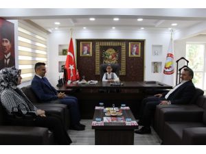 Başkan Tutal, makam koltuğunu ilkokul öğrencine bıraktı