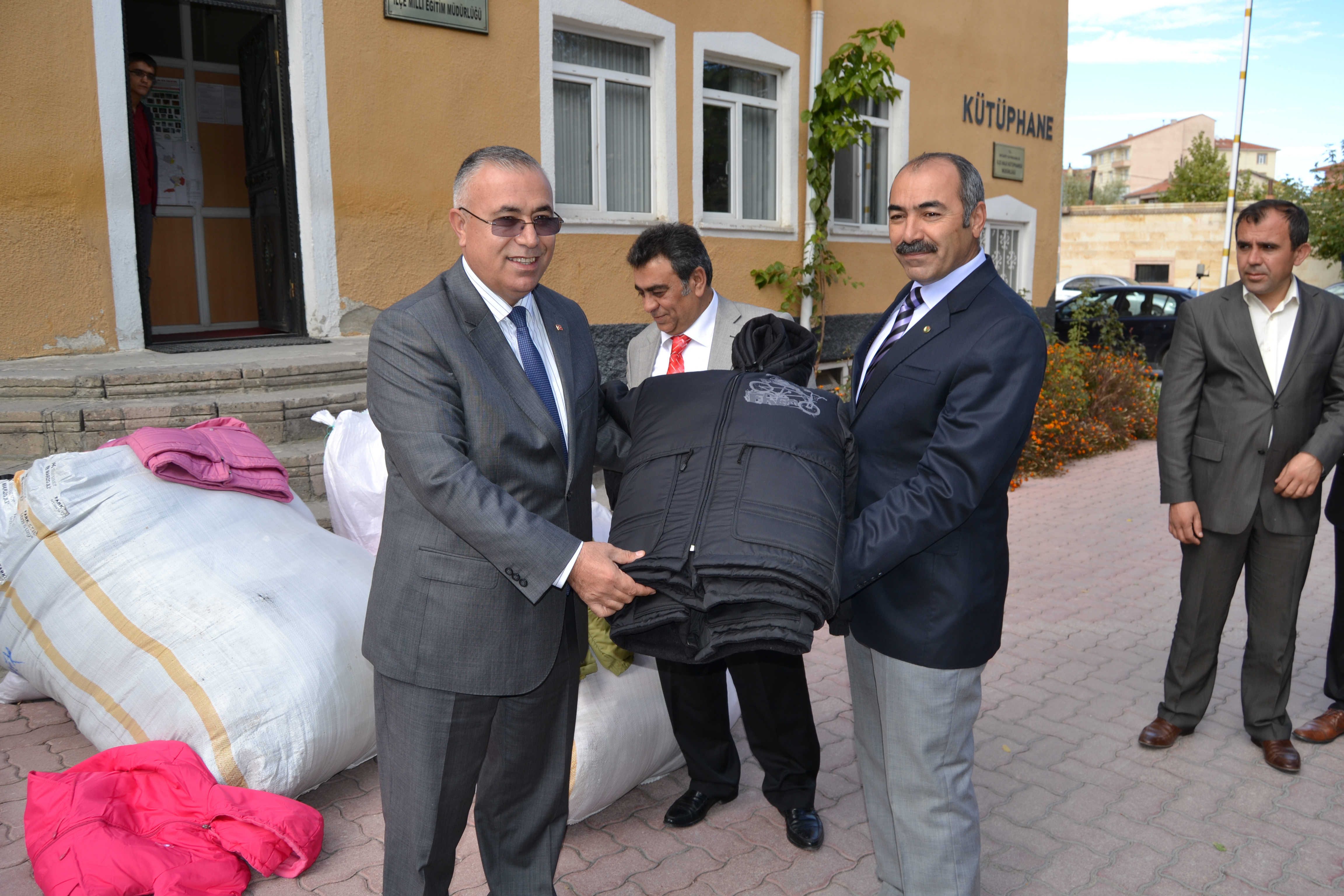 Aksaray Ticaret Borsası yapıyor! öğrencileri unutmadı!